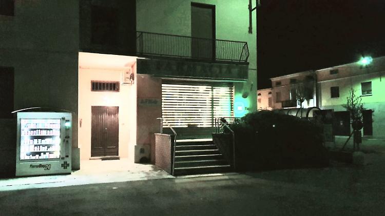 Finestrino dell'auto rotto, via la borsa mentre è in farmacia