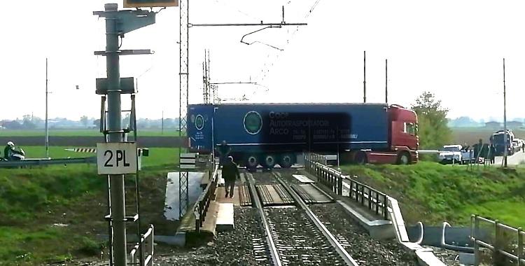 Treni in ritardo fra sbarre ko e scambi gelati