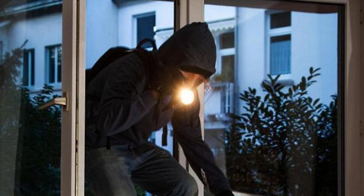 Anziana svegliata dal ladro