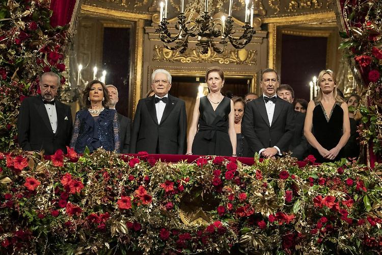 Prima della Scala, quattro minuti di applausi per Mattarella