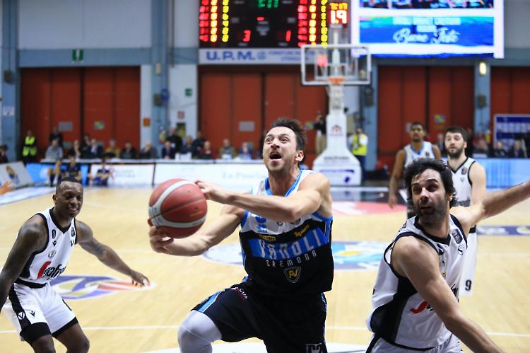Fantastica Vanoli, fermata la capolista Segafredo Bologna (78-66)