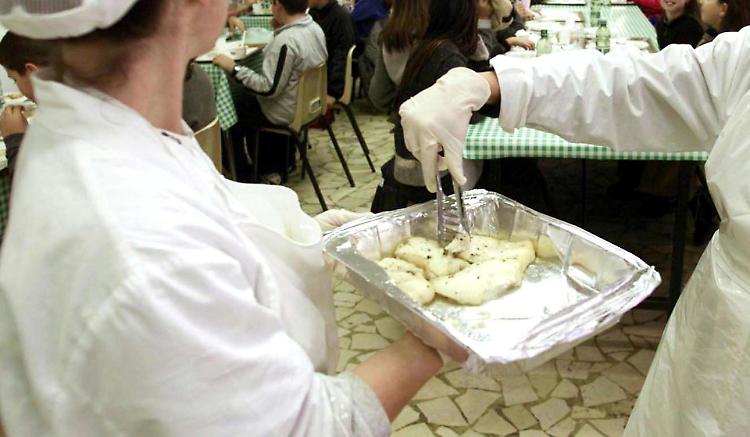 Nella morsa della crisi, pagano la mensa con lo sfalcio dell'erba