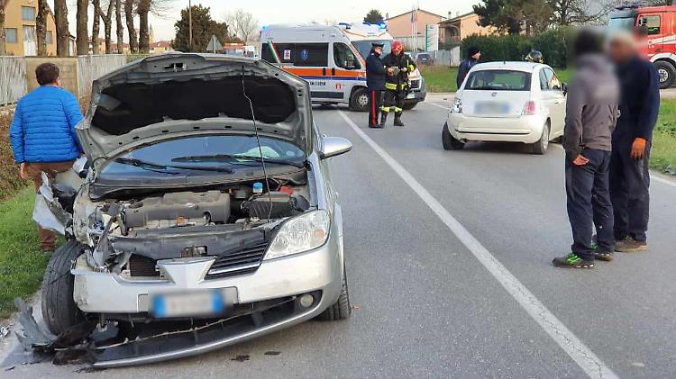 Incidente lungo la provinciale, due feriti