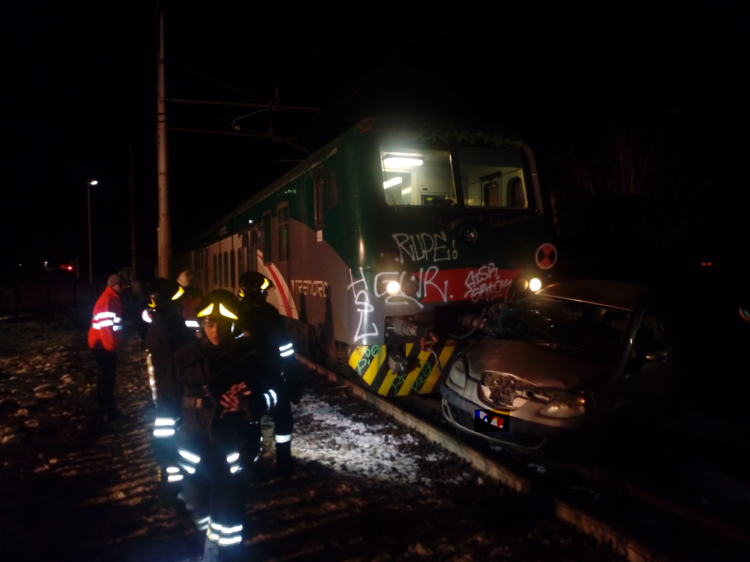 Auto travolta da treno al passaggio a livello, miracolato