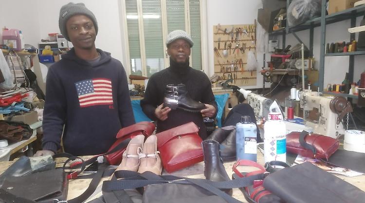 Perde il portafogli, migranti lo rendono al pensionato disperato