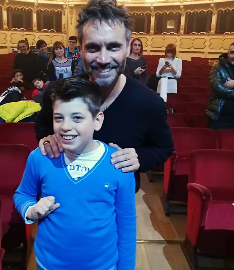 Nek, prima del concerto l'abbraccio a Jacopo