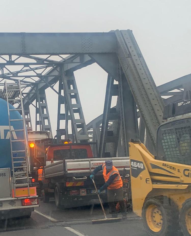 Ponte sul Po: code e senso unico alternato