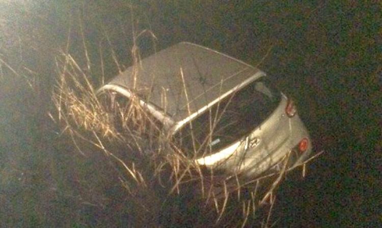 Auto nel fosso asciutto, incidente in via Brescia