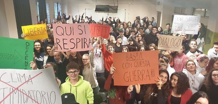 Allievi manifestano a favore della scuola