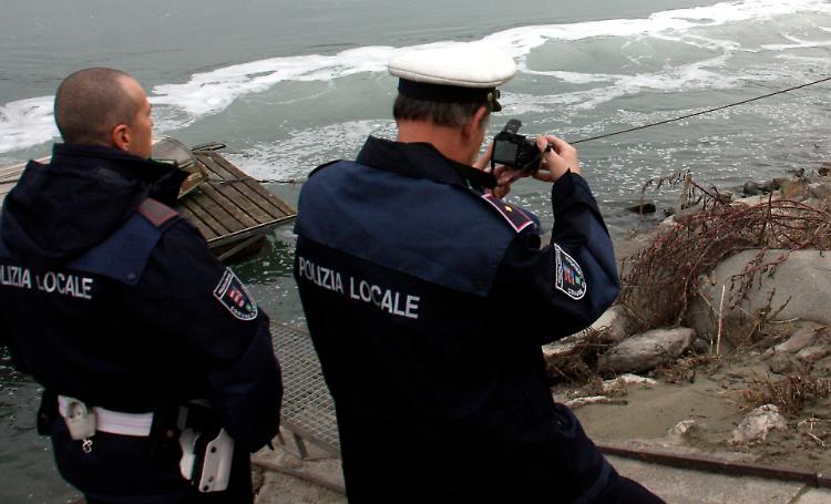 'Basta, la faccio finita', i vigili lo salvano in extremis sul Po