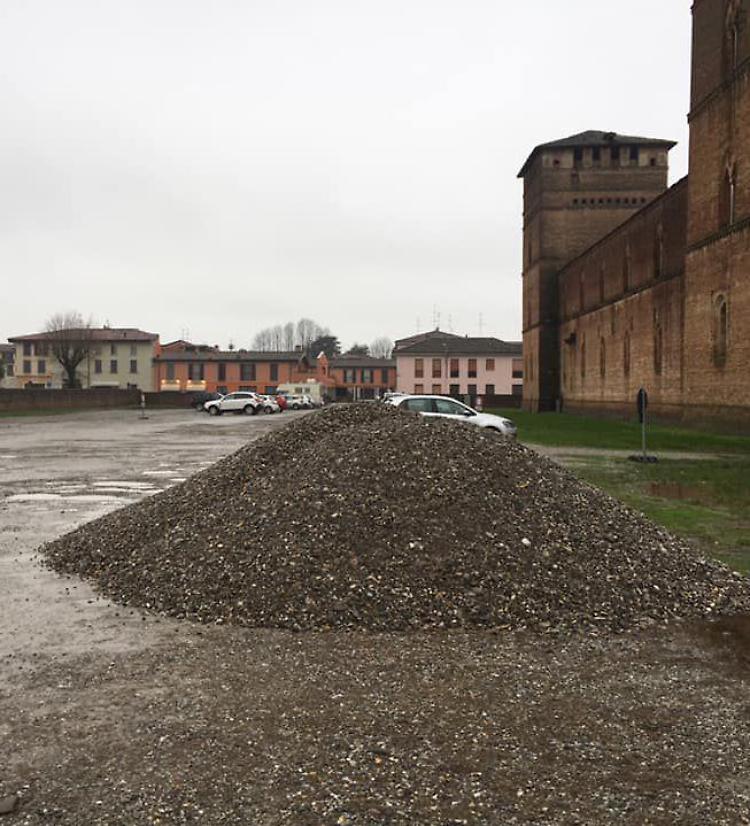 Voragini nell’arena, lavori al castello