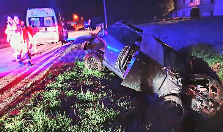 Finiscono fuoristrada con l'auto, due feriti non gravi