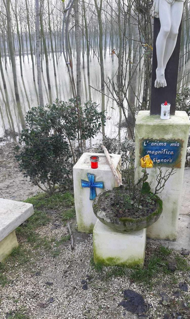 Furto sacrilego, rubata la statua di Maria dalla chiesetta in golena