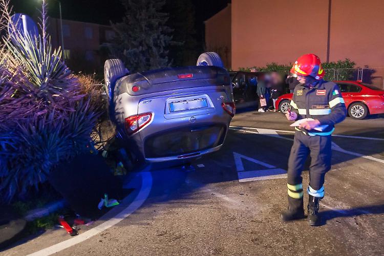 Incidente in via Giordana, auto ribaltata