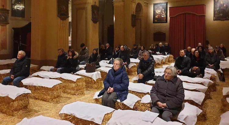 In preghiera sulle balle di fieno