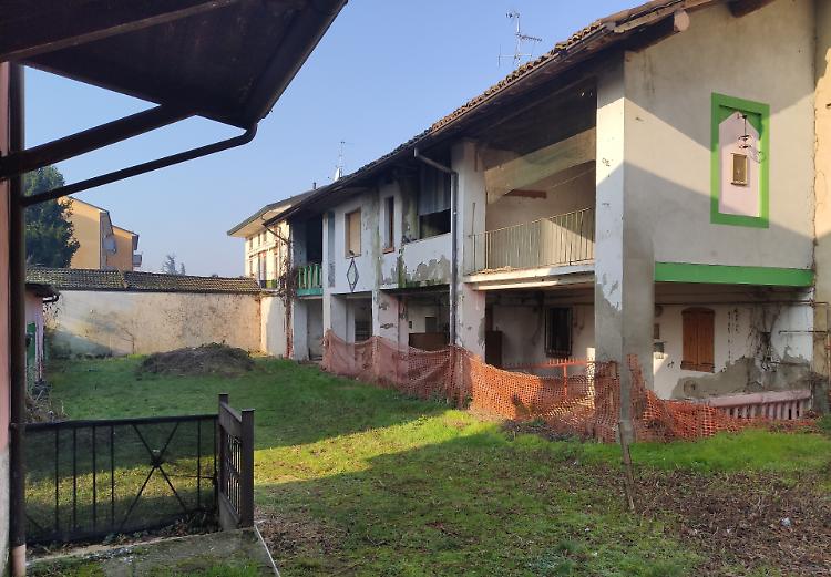 Scoppia l'incendio, strage sventata da vicini e pompieri