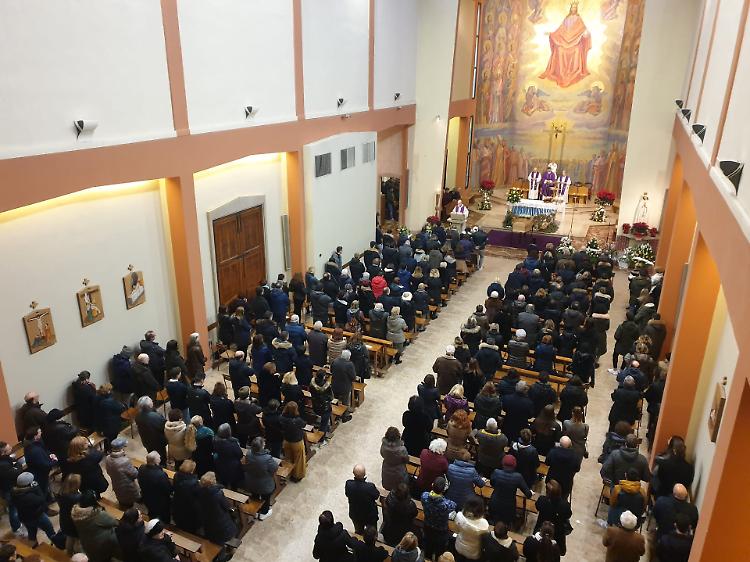 Chiesa gremita per l'ultimo saluto a Patrizia