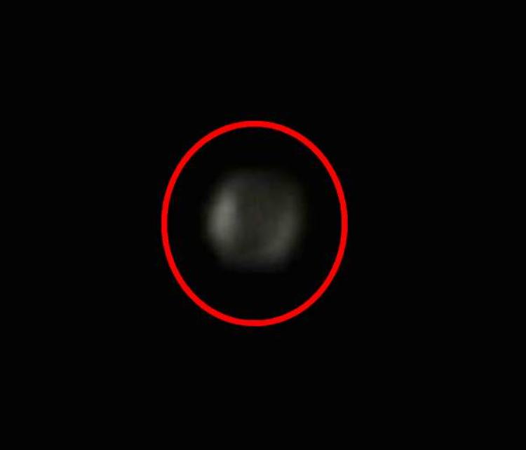 Fenomeno misterioso nella notte: sfera luminosa avvistata nel cielo