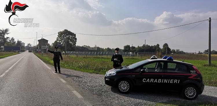 Fanno la spesa senza pagare, due persone denunciate