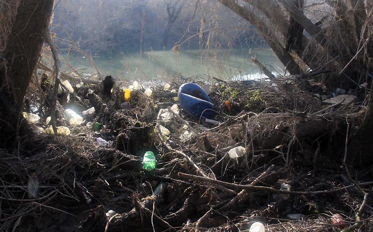 La golena come una discarica