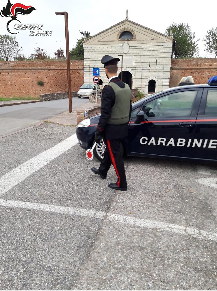 Finisce nel canale con l'auto: denunciato per guida in stato di ebbrezza