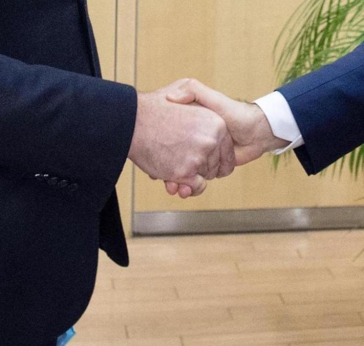 Stop allo scambio della pace a messa, il don: 'Inchino anzich&eacute; stretta di mano, per evitare germi'