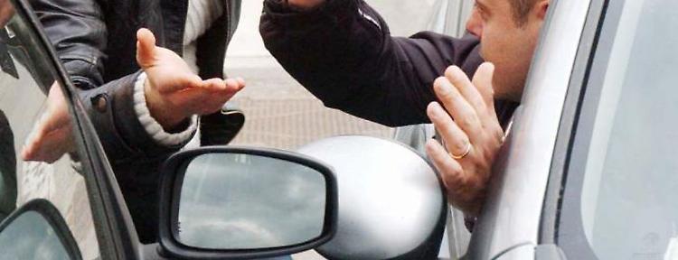 Truffa dello specchietto ed estorsione, condannati due cugini