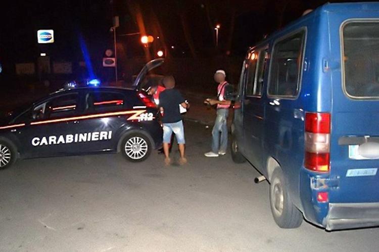 Utilizzavano clandestini per distribuire volantini, tre denunciati