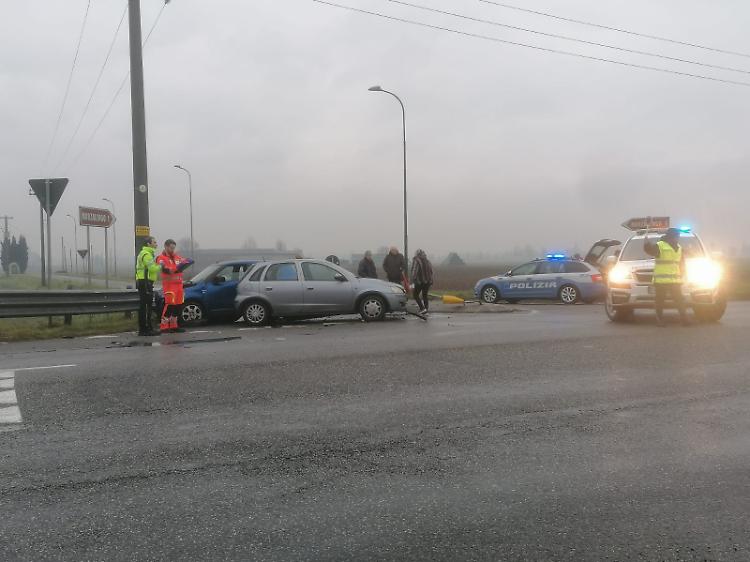 Schianto all'incrocio fra tre auto, un ferito grave