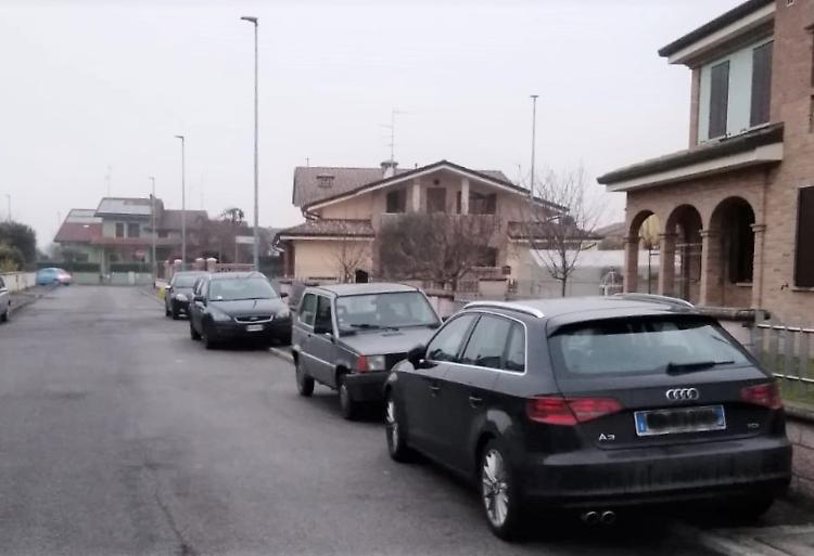 Marciapiedi, parcheggi selvaggi: 'Impossibile muoversi'