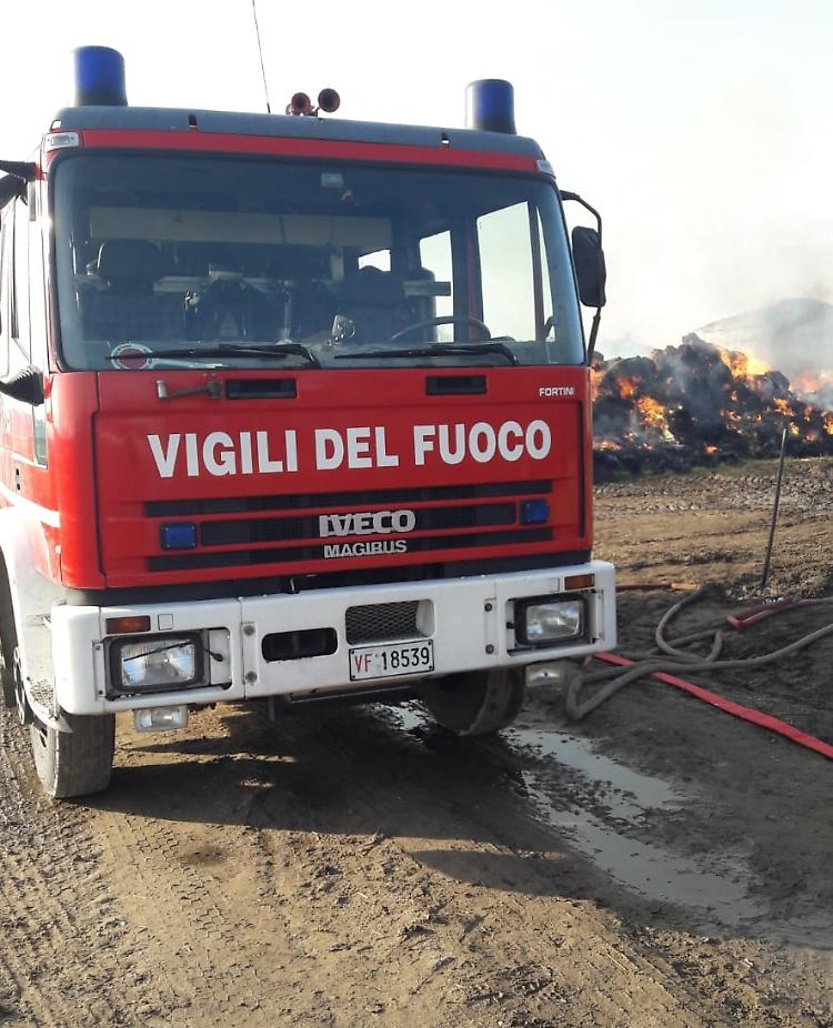 Rotoballe di fieno a fuoco a Monasterolo 