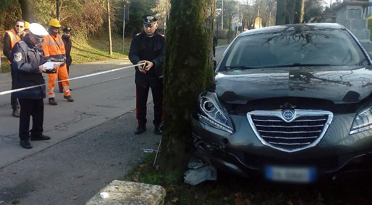 Con l'auto contro recinzione e pianta, non ce l'ha fatta il 66enne di Crema