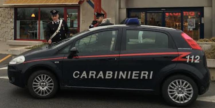 Ruba un filetto e tira uova alle guardie, arrestato per rapina
