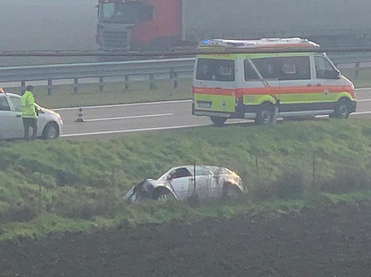 Castelvetro, fuori strada sull' A21: un ferito