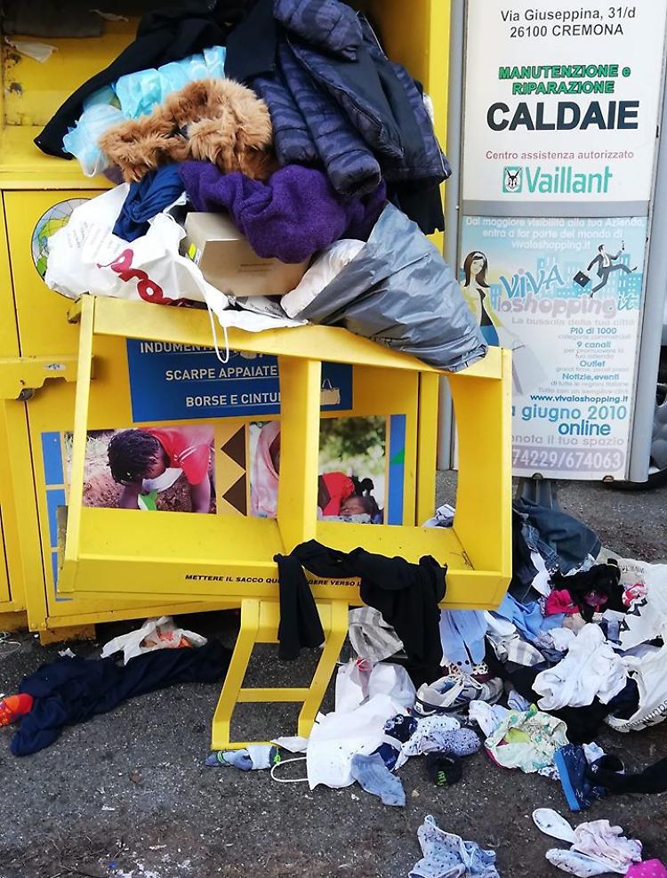 E' anarchia ai cassonetti