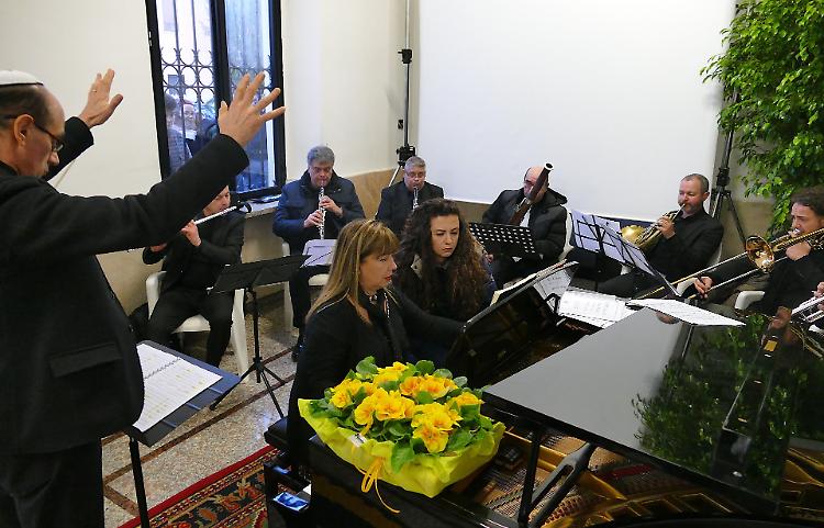 Giorno della memoria, struggente concerto in stazione