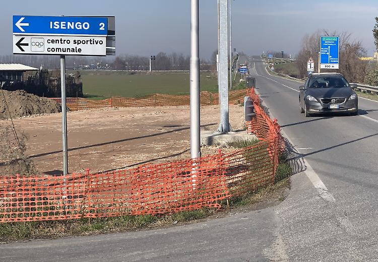Cantieri per la rotonda nell'area commerciale