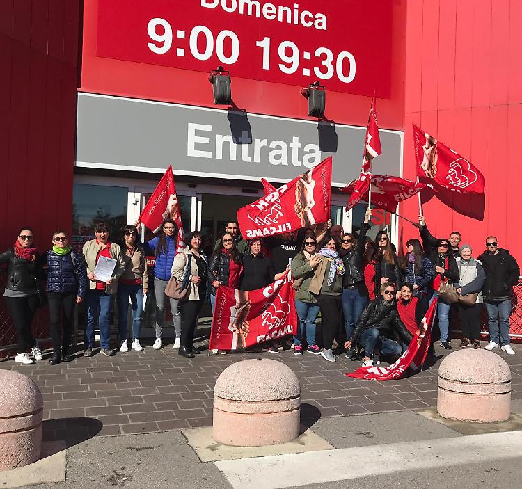 IperSimply chiude per due settimane: «Poi sarà Conad»
