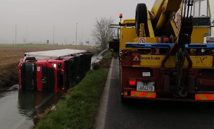 Camion finisce fuori strada, ferito l'autista 51enne