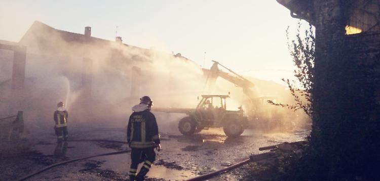Incendio in un  barchessale:  distrutti  300 rotoballe e quintali di legna