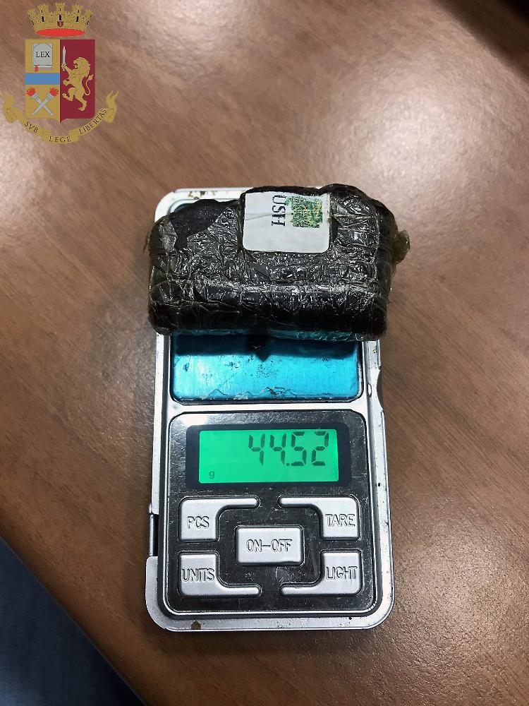 Detenzione e spaccio di hashish, denunciato 26enne