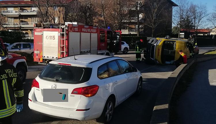 Rotonda del Gran Rondò, scontro tra auto e furgone