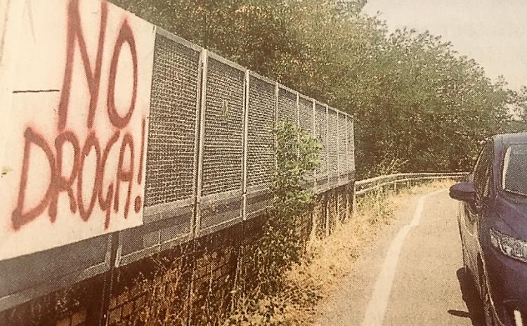 Droga: inseguimento e fuga in autostrada