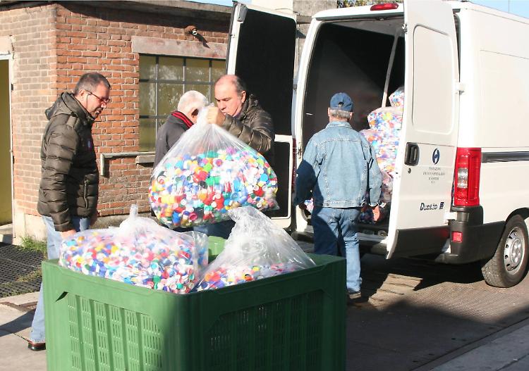 Con i tappi della solidarietà  carrozzine e climatizzatori 