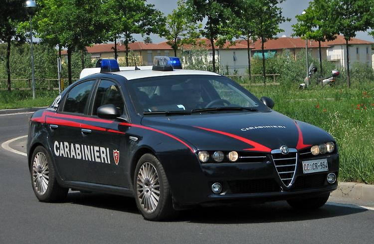 Calci ai carabinieri dopo il furto al supermercato, arrestati
