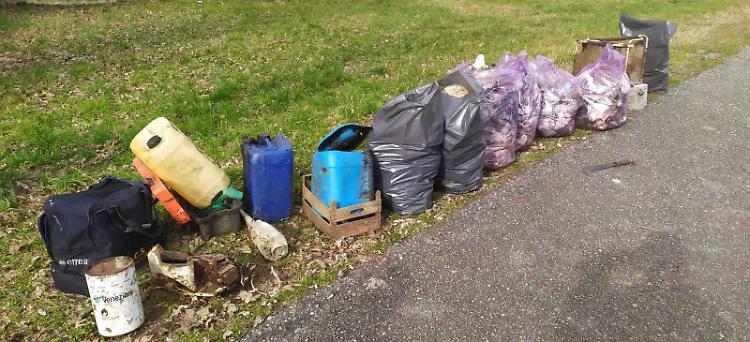 Rifiuti gettati nel cavo, gli assessori lo ripuliscono