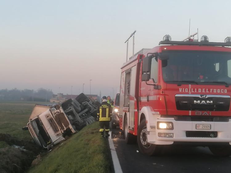 Camion ribaltato nel fosso, paura e ferite per l'autista
