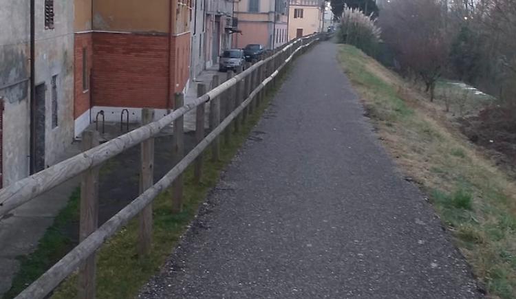 Baby vandali in azione. Scale e pilastri in cemento ko