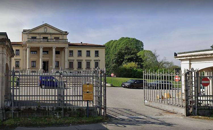 Bagni imbrattati allo Stanga: «Ora gli studenti puliscano»