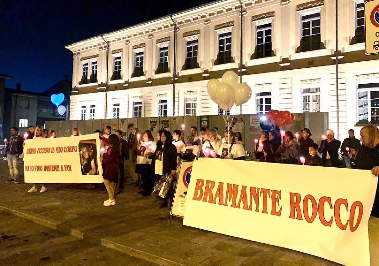 Fiaccolata Sinti per Rocco, la madre: "Mio figlio non era un boss dei nomadi, era un brav'uomo"